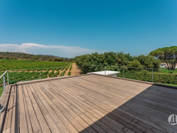 Maison moderne avec vue dégagée sur les vignes