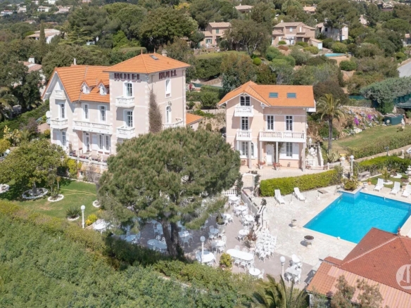 Hôtel de charme 3 étoiles vue mer en plein cœur des vignes.