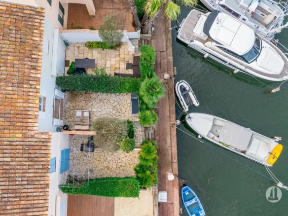 Maison de pêcheur avec amarrage en pleine propriété