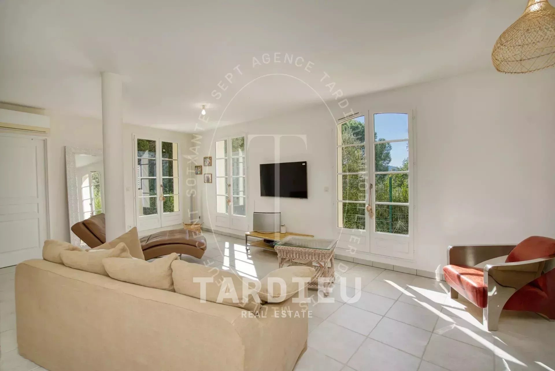 Grimaud : appartement lumineux résidence contemporaine