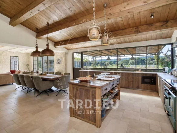 Bergerie restaurée, charme provençal authentique.