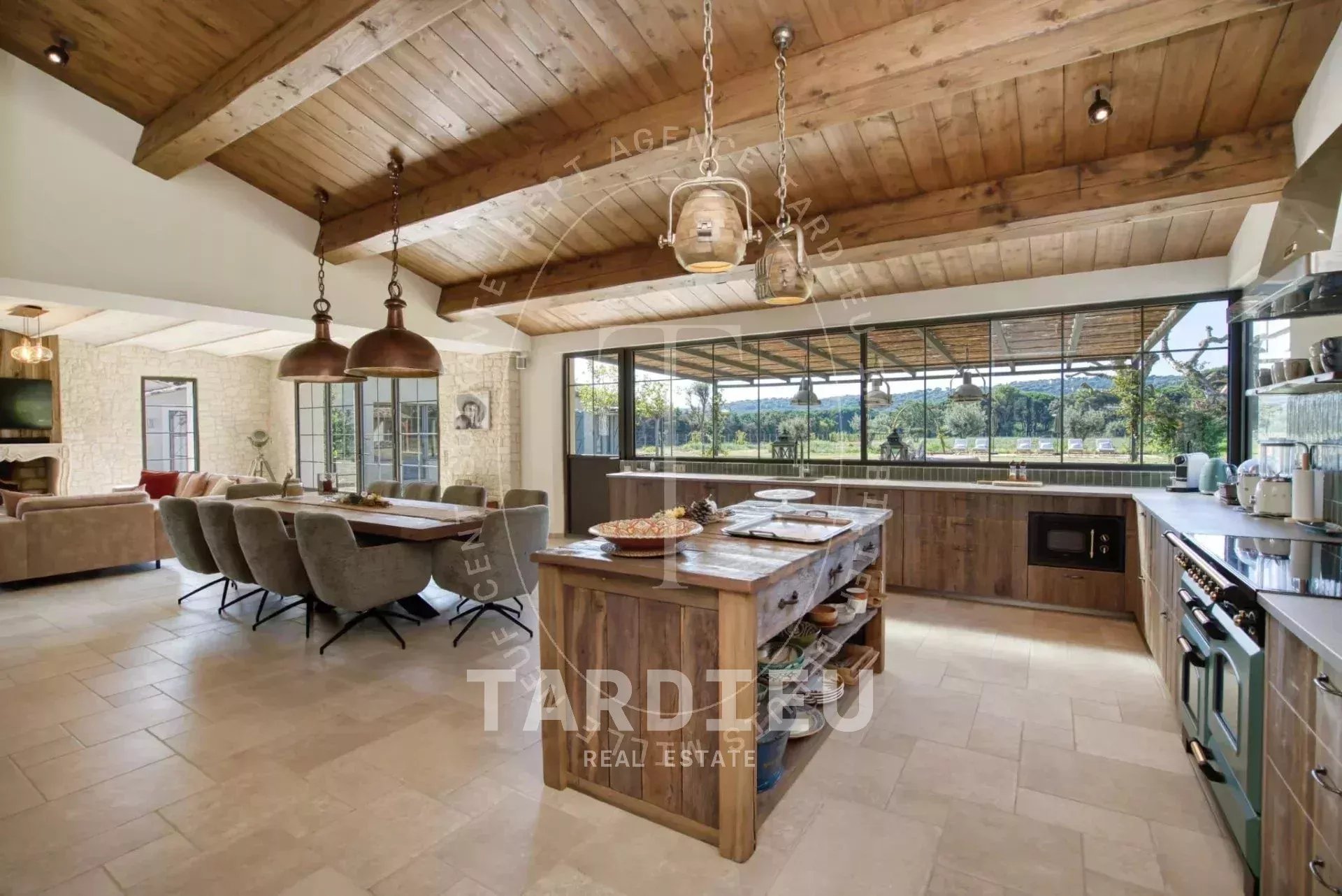 Bergerie restaurée, charme provençal authentique.