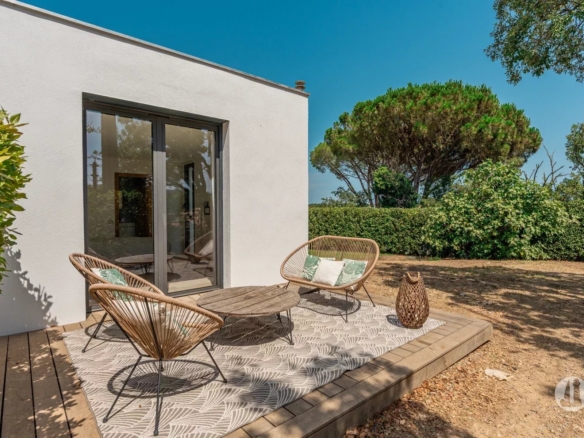Maison moderne avec vue dégagée sur les vignes