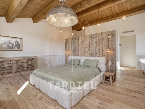 Bergerie restaurée, charme provençal authentique.