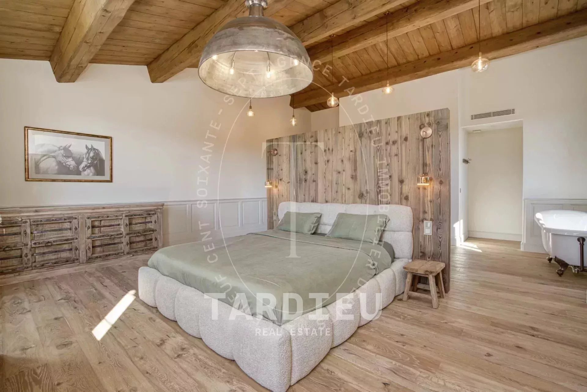 Bergerie restaurée, charme provençal authentique.