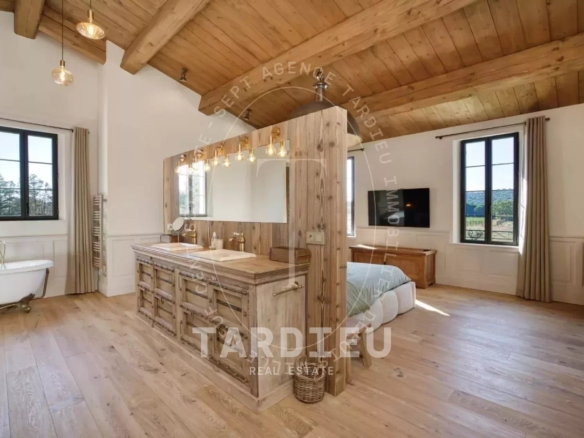 Bergerie restaurée, charme provençal authentique.