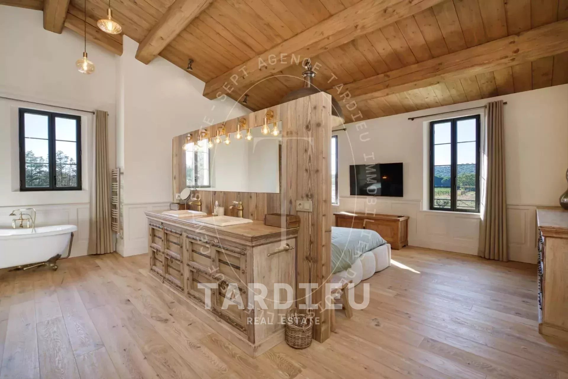 Bergerie restaurée, charme provençal authentique.