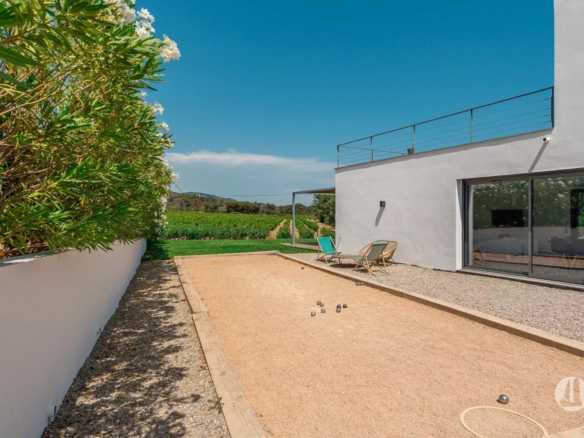 Maison moderne avec vue dégagée sur les vignes