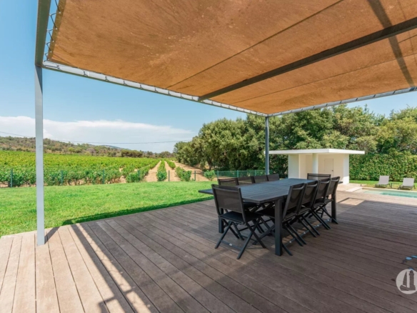 Maison moderne avec vue dégagée sur les vignes