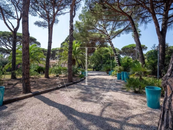 Domaine d'Exception à Proximité Immédiate des Plages de Pampelonne