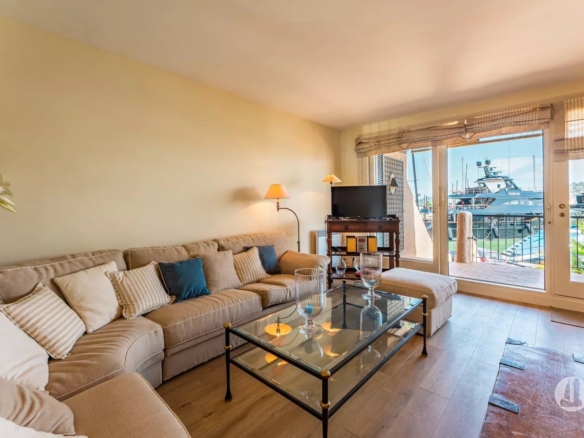 Appartement avec vue sur le port et la mer