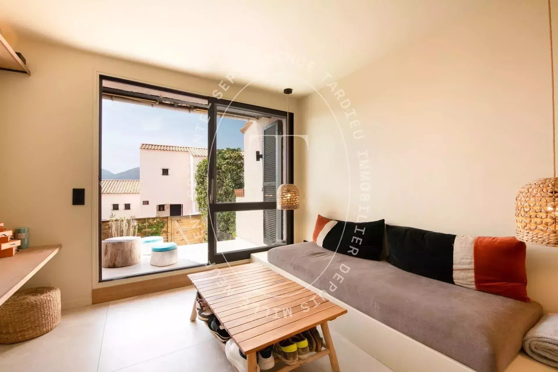 Exceptional pied-à-terre with swimming pool, moments from downtown