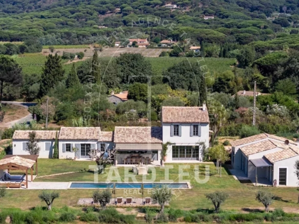 Bergerie restaurée, charme provençal authentique.