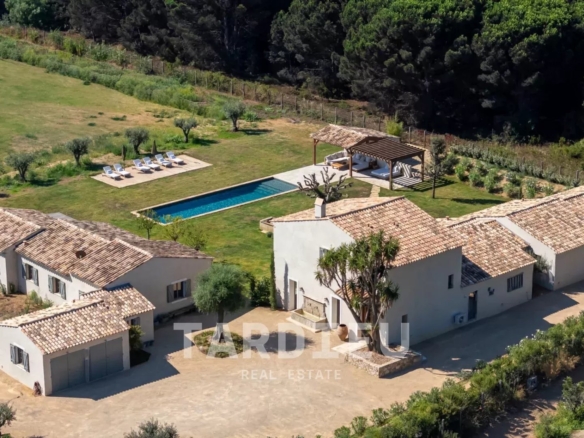 Bergerie restaurée, charme provençal authentique.