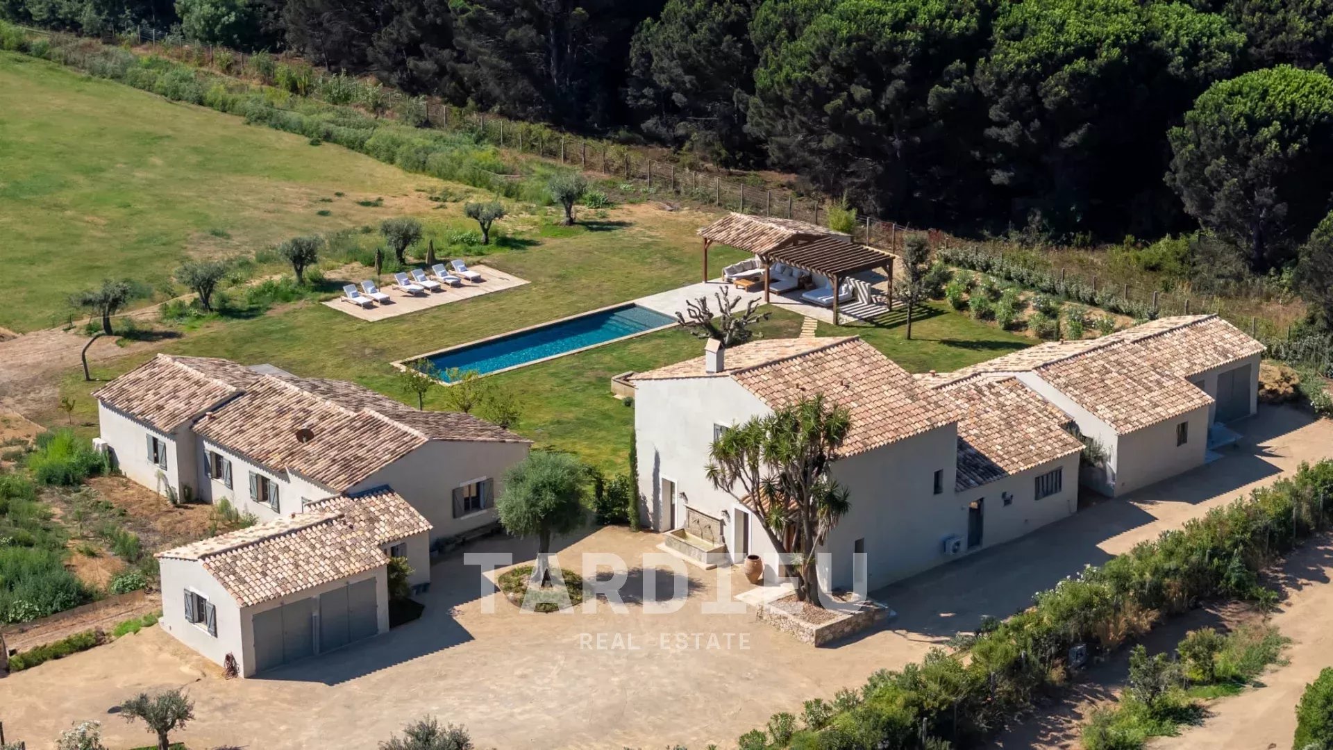 Bergerie restaurée, charme provençal authentique.