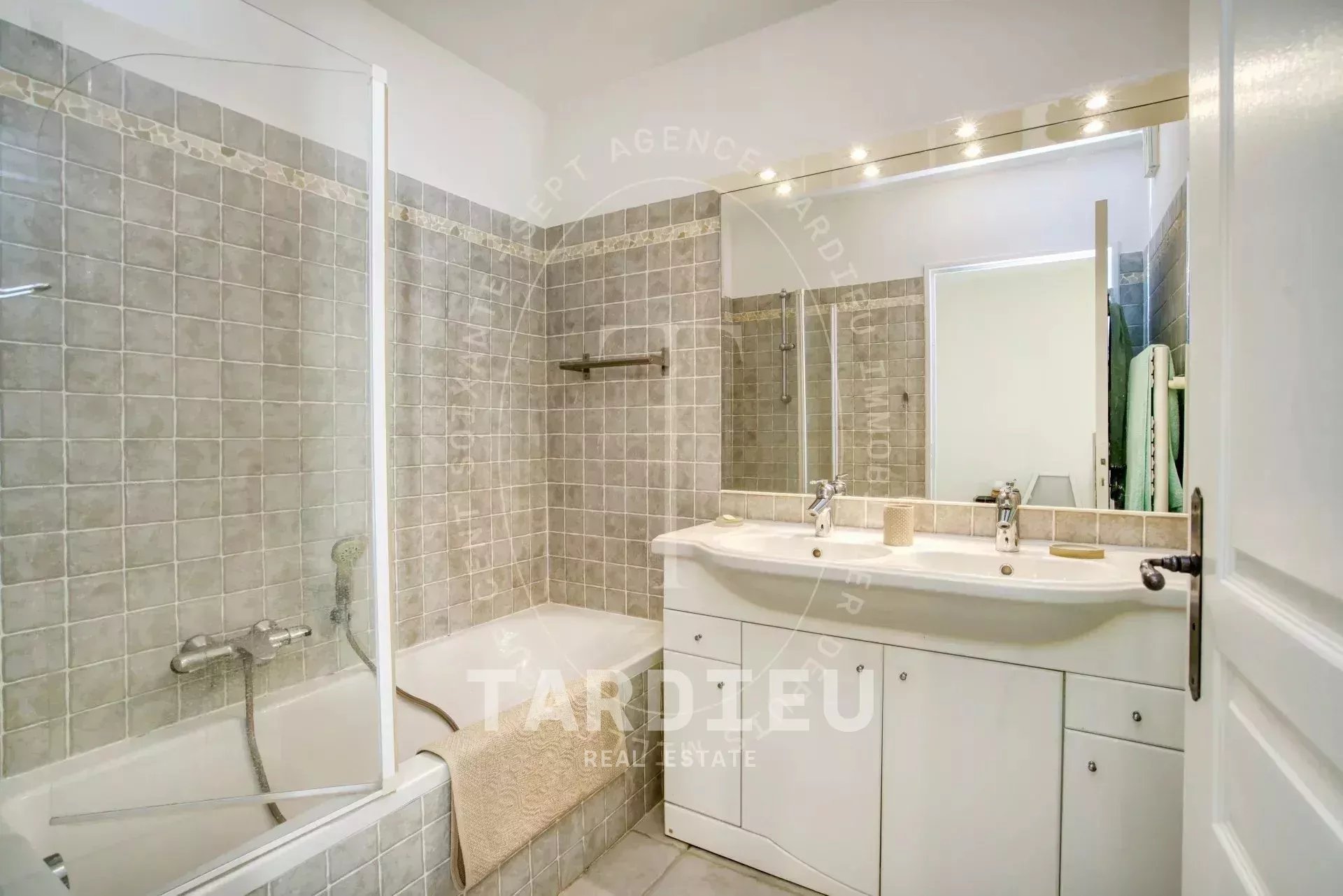 Grimaud : appartement lumineux résidence contemporaine