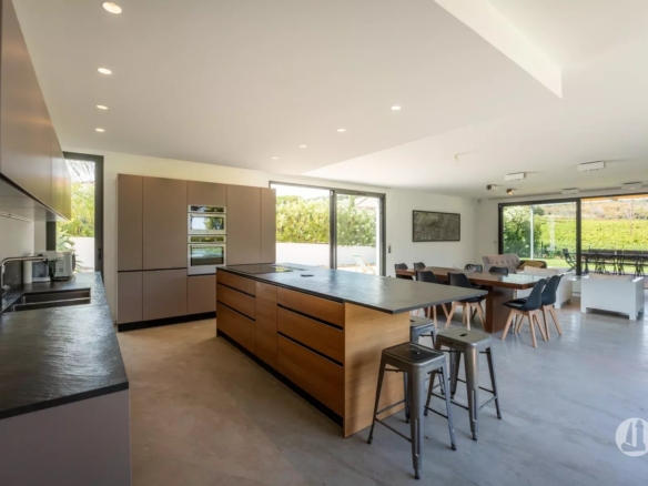 Maison moderne avec vue dégagée sur les vignes