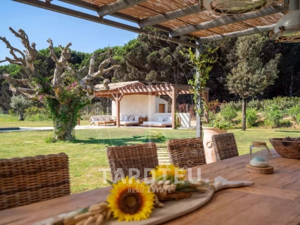 Bergerie restaurée, charme provençal authentique.