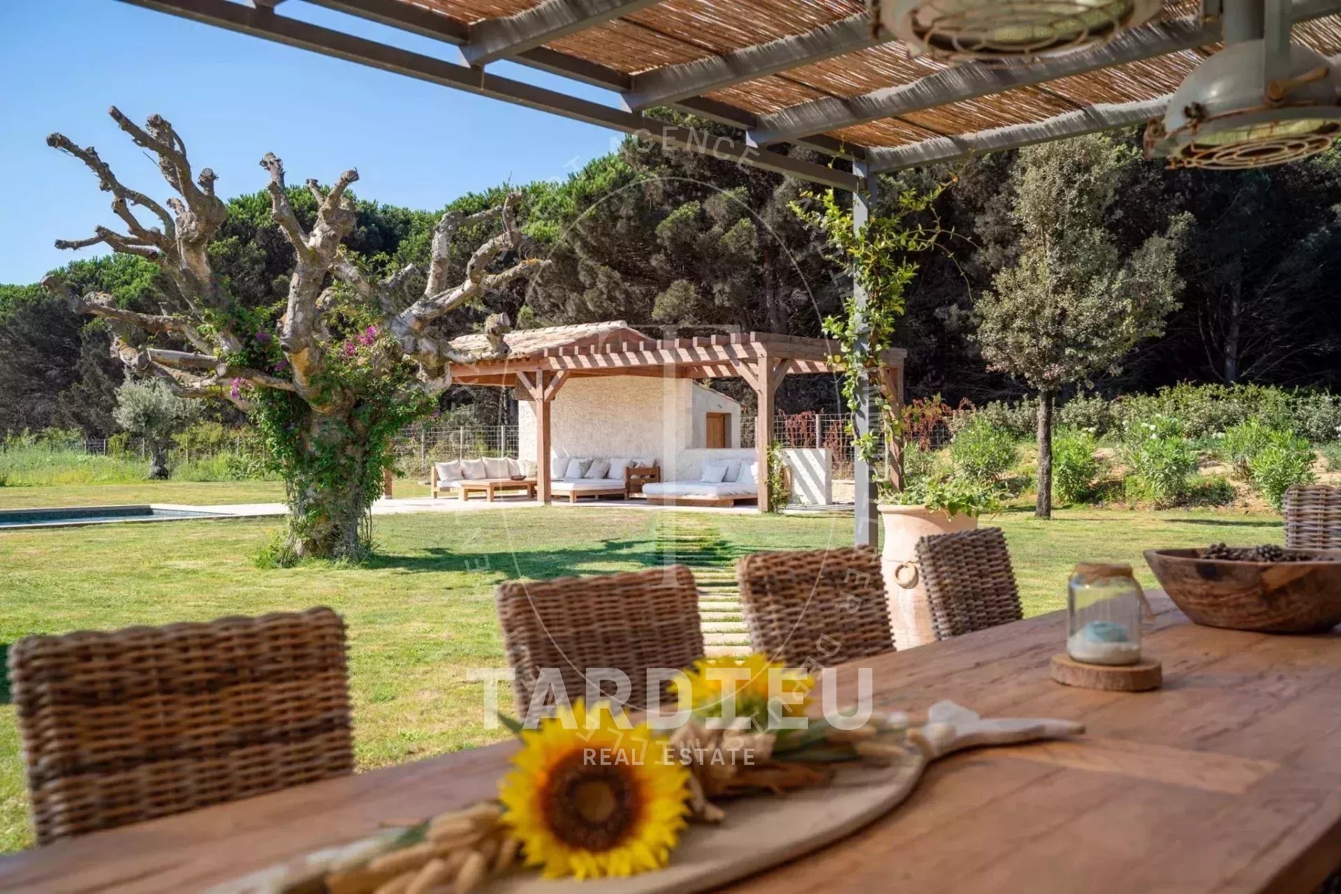 Bergerie restaurée, charme provençal authentique.