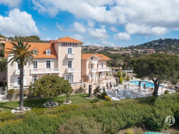 Hôtel de charme 3 étoiles vue mer en plein cœur des vignes.