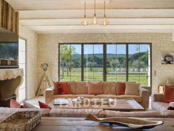 Bergerie restaurée, charme provençal authentique.