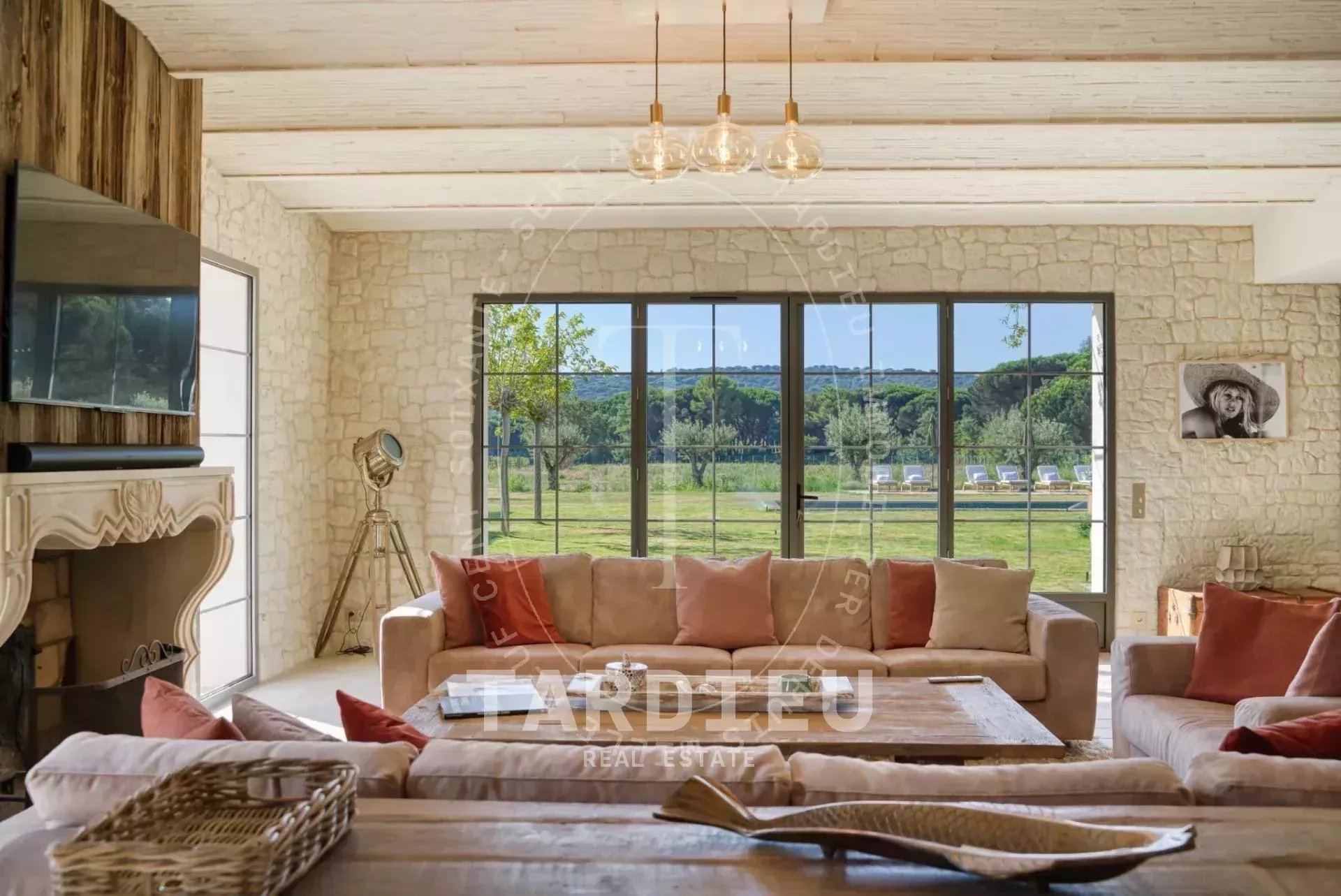 Bergerie restaurée, charme provençal authentique.