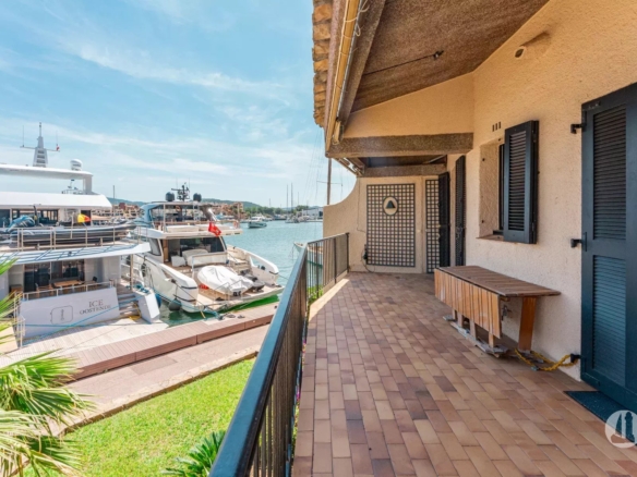 Appartement avec vue sur le port et la mer