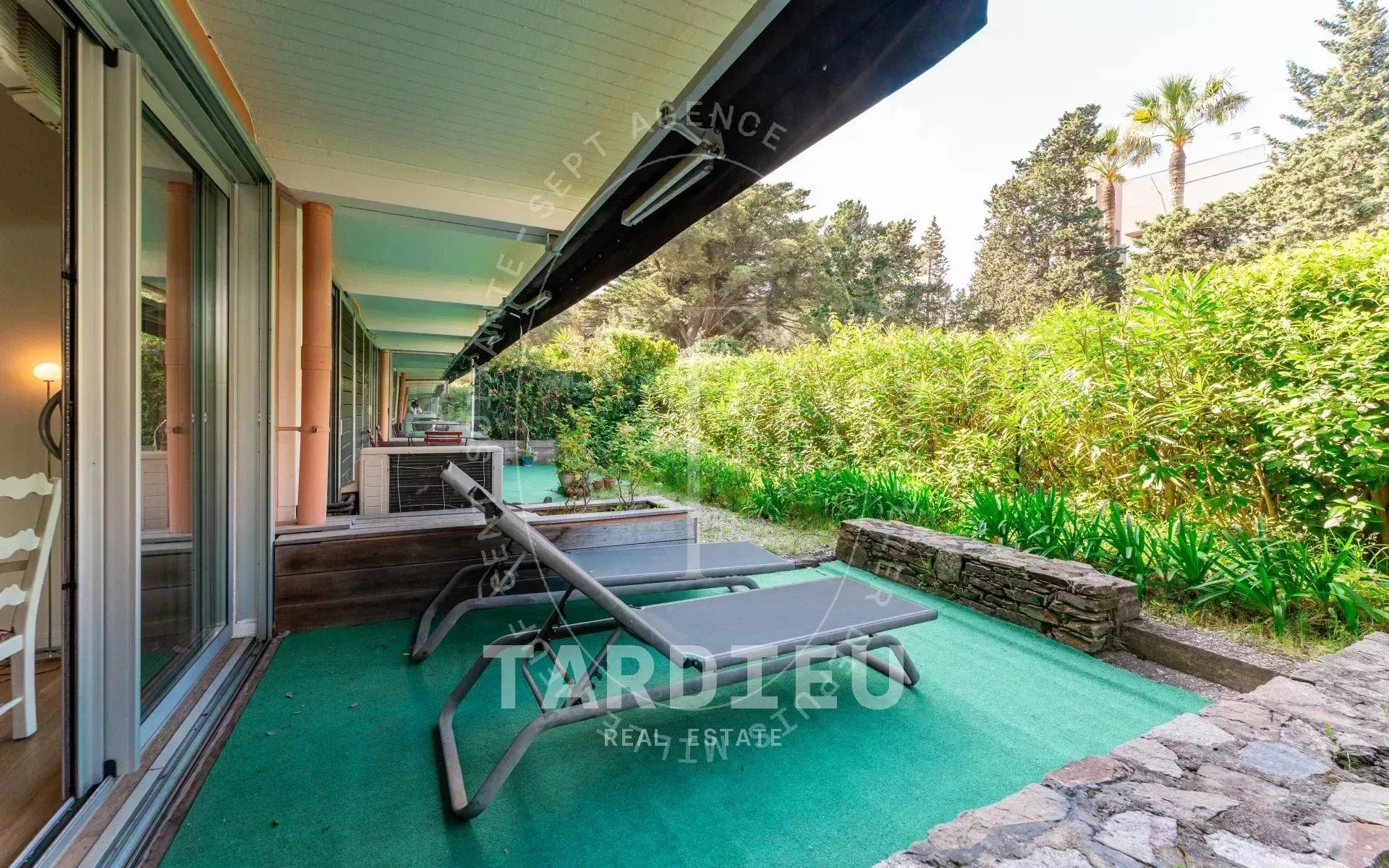 Appartement jardin, cœur de Saint-Tropez