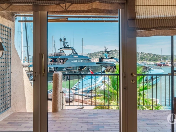 Appartement avec vue sur le port et la mer