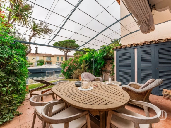 Maison avec amarrage