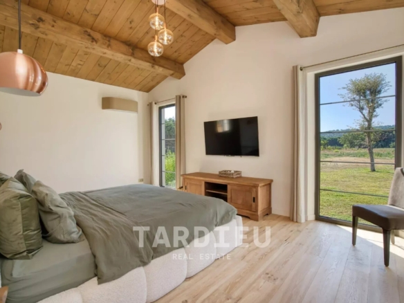 Bergerie restaurée, charme provençal authentique.