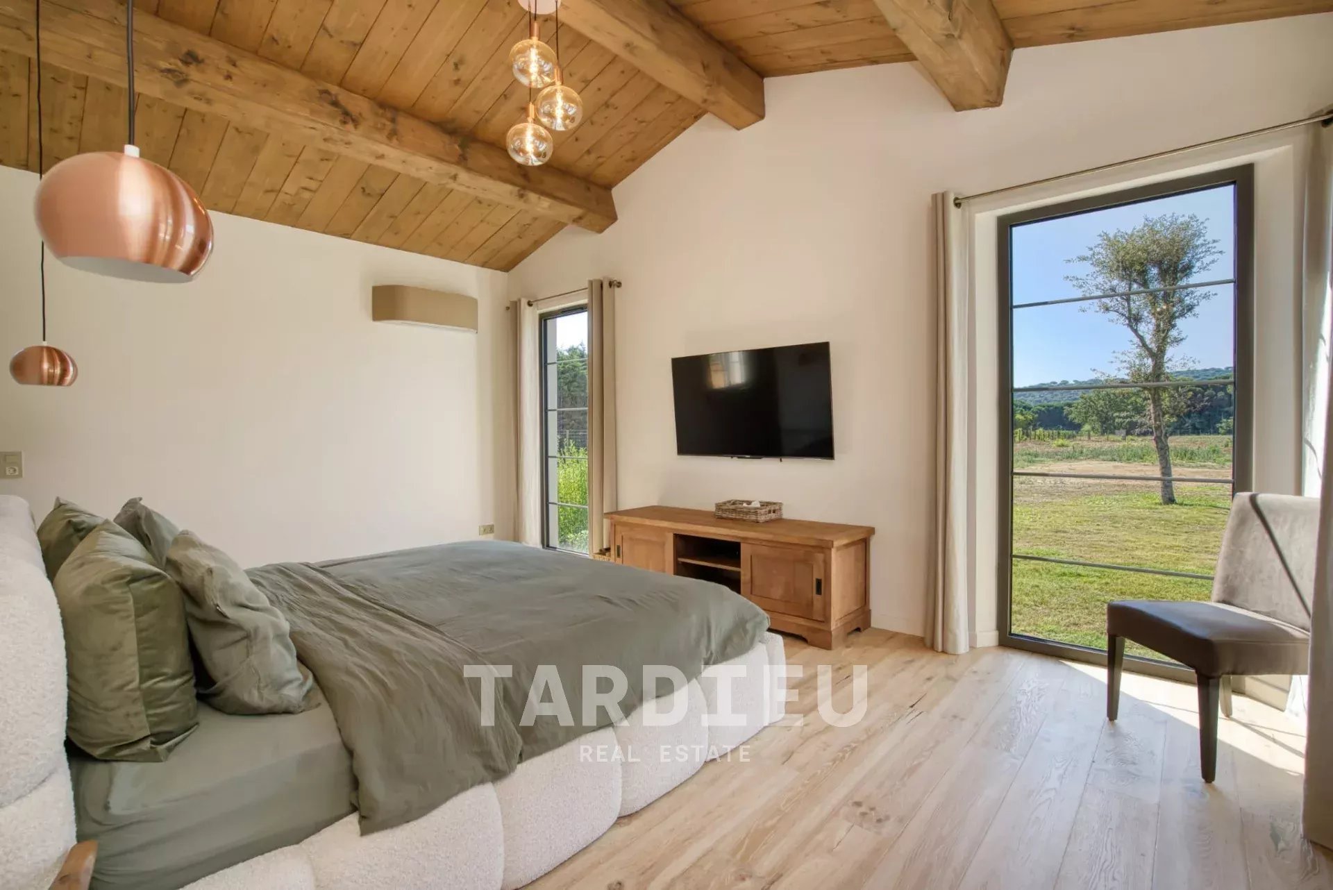 Bergerie restaurée, charme provençal authentique.