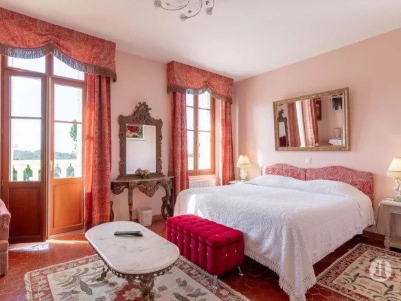 Hôtel de charme 3 étoiles vue mer en plein cœur des vignes.