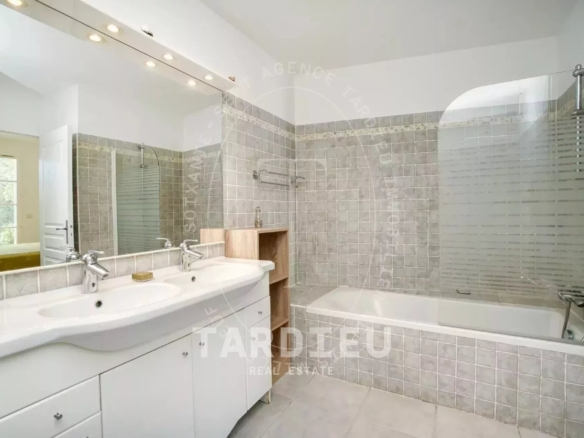 Grimaud : appartement lumineux résidence contemporaine