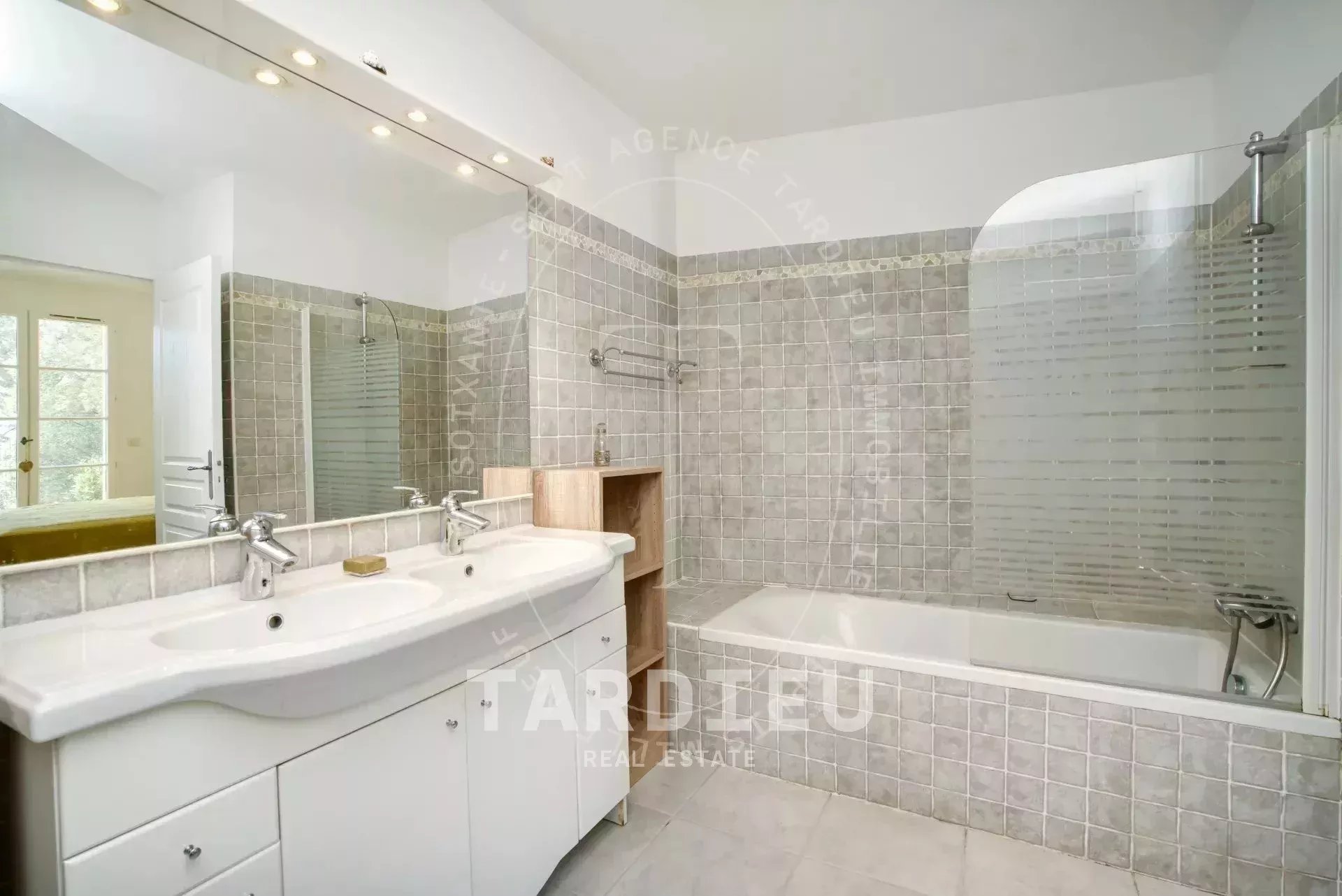 Grimaud : appartement lumineux résidence contemporaine