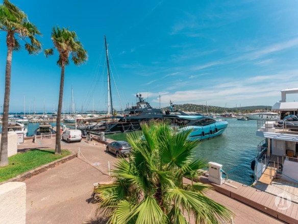 Appartement avec vue sur le port et la mer