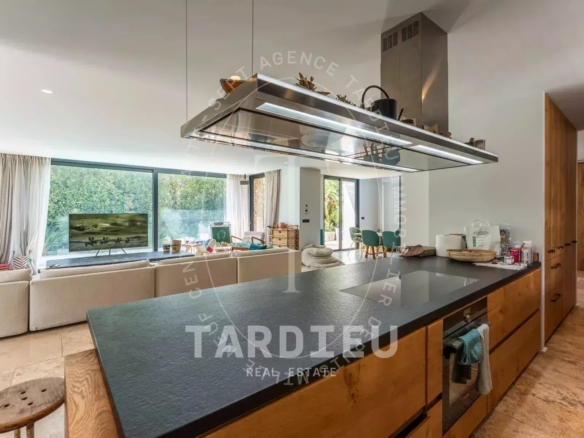 Saint-Tropez Centre : Résidence rénovée 205m²