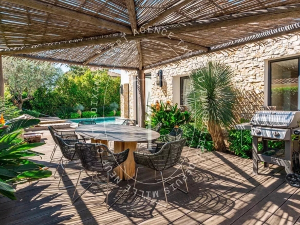 Élégante Villa au Cœur Vibrant de Saint-Tropez