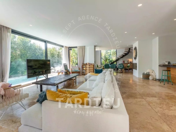 Saint-Tropez Centre : Résidence rénovée 205m²