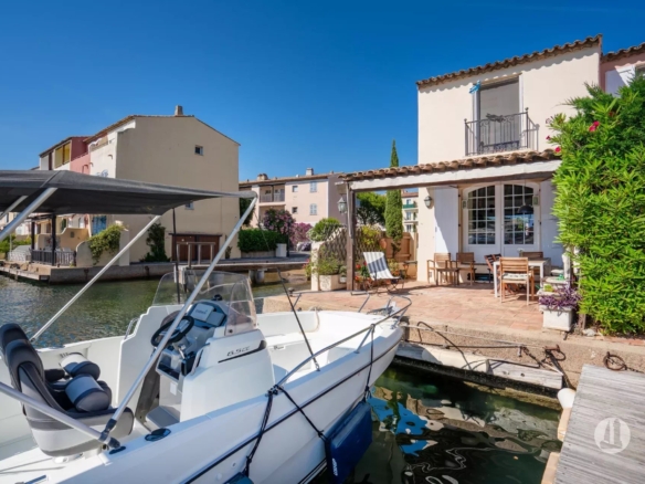 Maison d'angle avec amarrage
