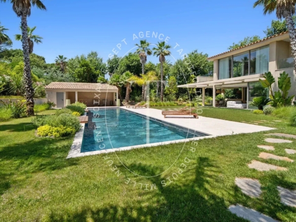 Élégante Villa Contemporaine à Saint-Tropez