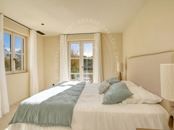 Maison d'exception à L'Escalet avec piscine