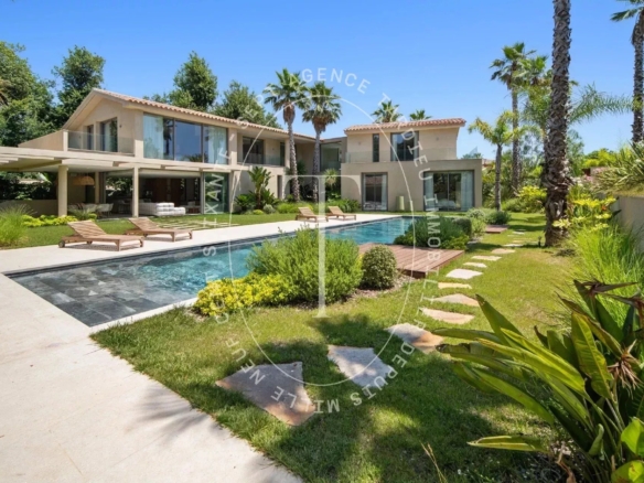Élégante Villa Contemporaine à Saint-Tropez