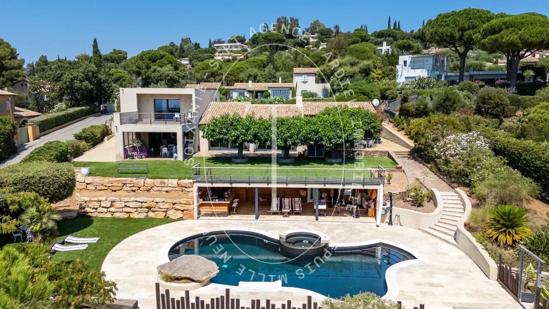 LA CROIX VALMER – Villa d’Exception avec Vues Mer Panoramiques