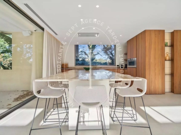 Élégante Villa Contemporaine à Saint-Tropez