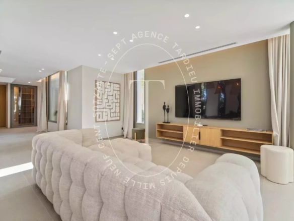 Élégante Villa Contemporaine à Saint-Tropez