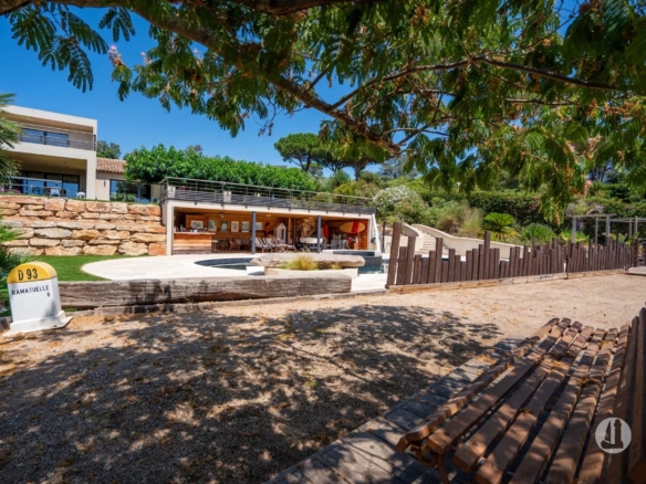 LA CROIX VALMER - VILLA