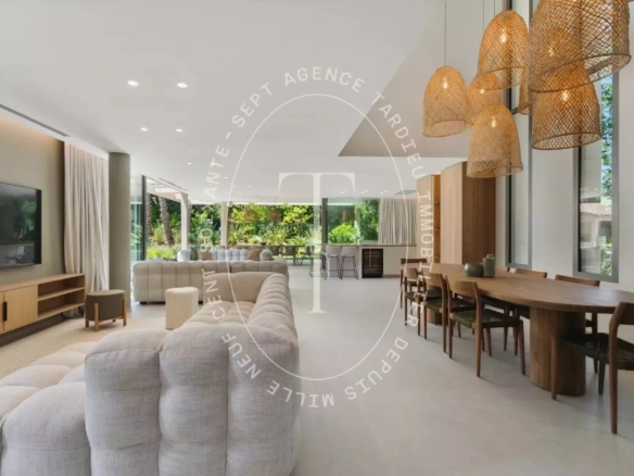 Élégante Villa Contemporaine à Saint-Tropez