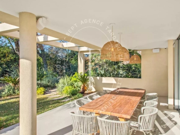 Élégante Villa Contemporaine à Saint-Tropez
