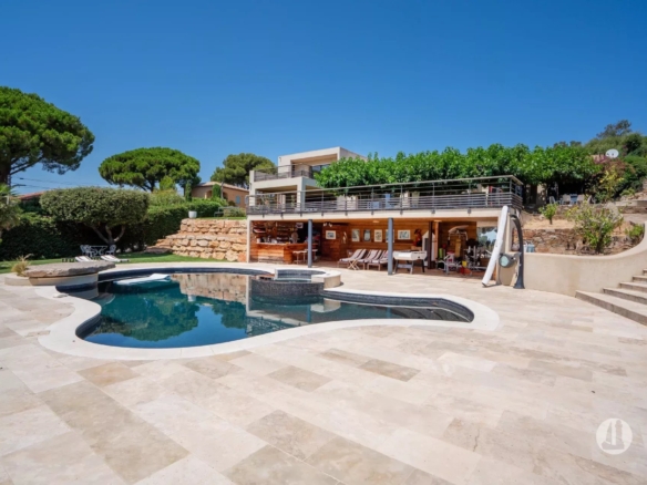 LA CROIX VALMER - VILLA